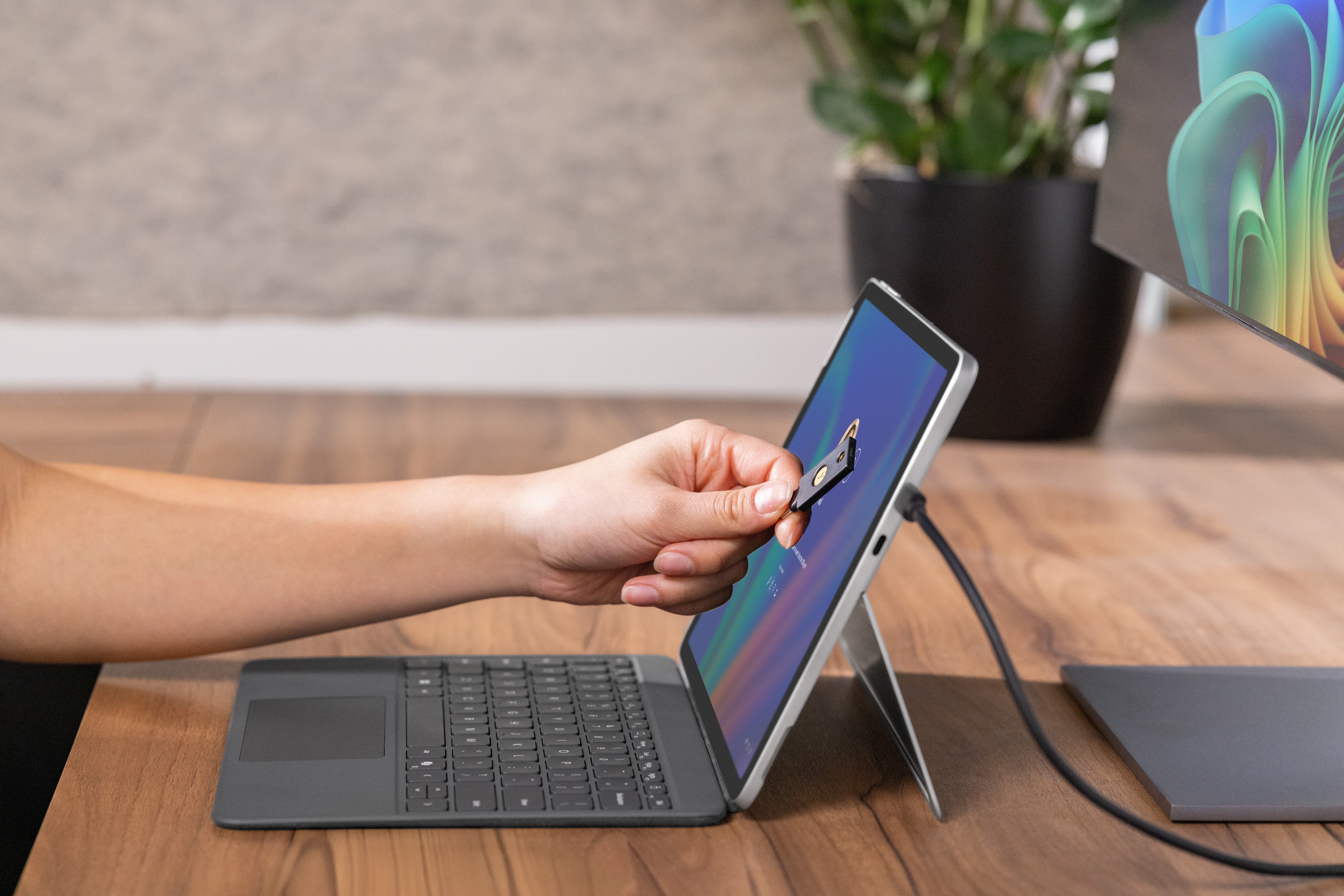 Captura de ecrã a mostrar a localização do leitor NFC no Surface Pro para Empresas de 12 polegadas.