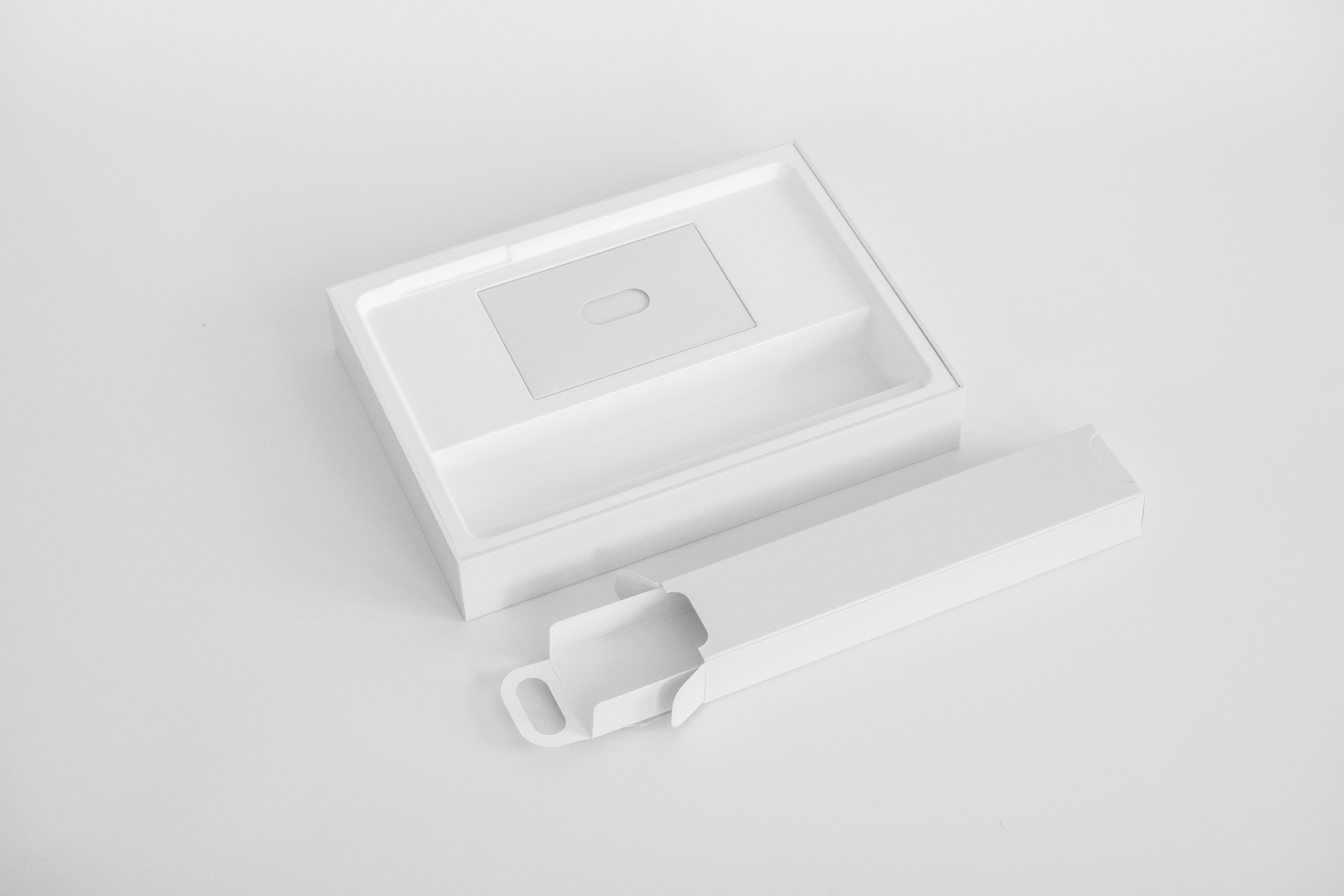 Uma imagem da caixa para um dispositivo Microsoft Surface. Ela está vazia e a caixa de cabo também é exibida.