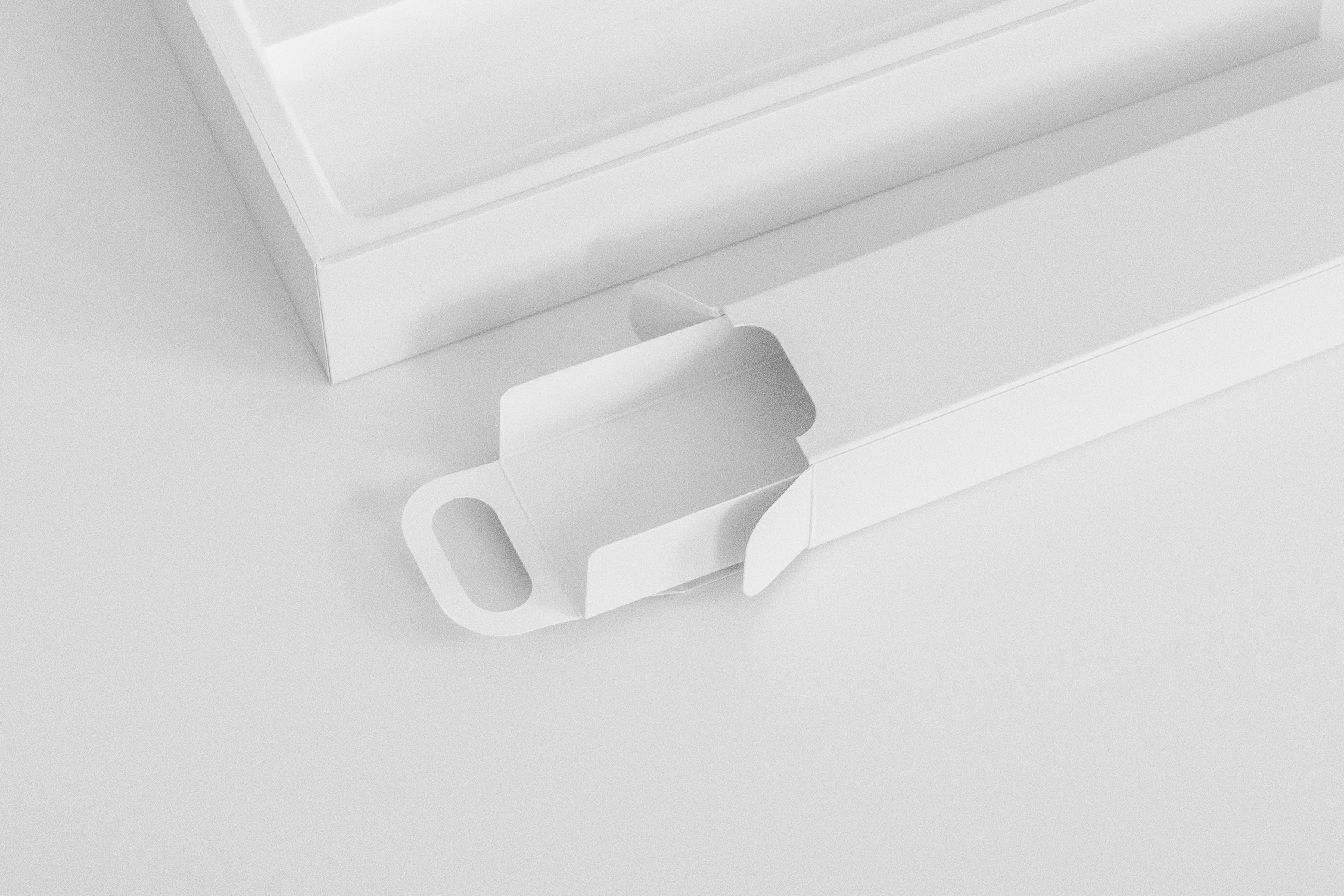 Uma imagem da caixa para um dispositivo Microsoft Surface. A caixa de cabo vazia é exibida.