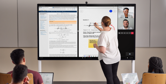 Foto do professor ensinando em uma sala de aula digital.