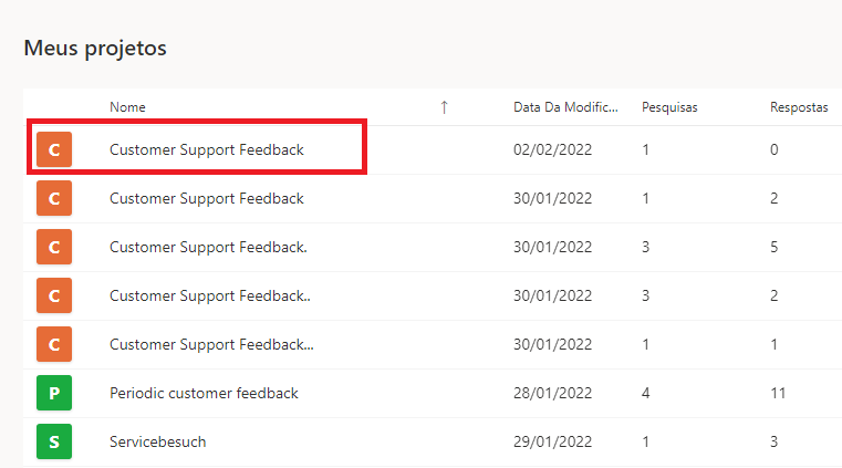 Captura de tela mostrando uma lista de projetos no Dynamics 365 Customer Voice. O projeto Comentários de Suporte ao Cliente está realçado.