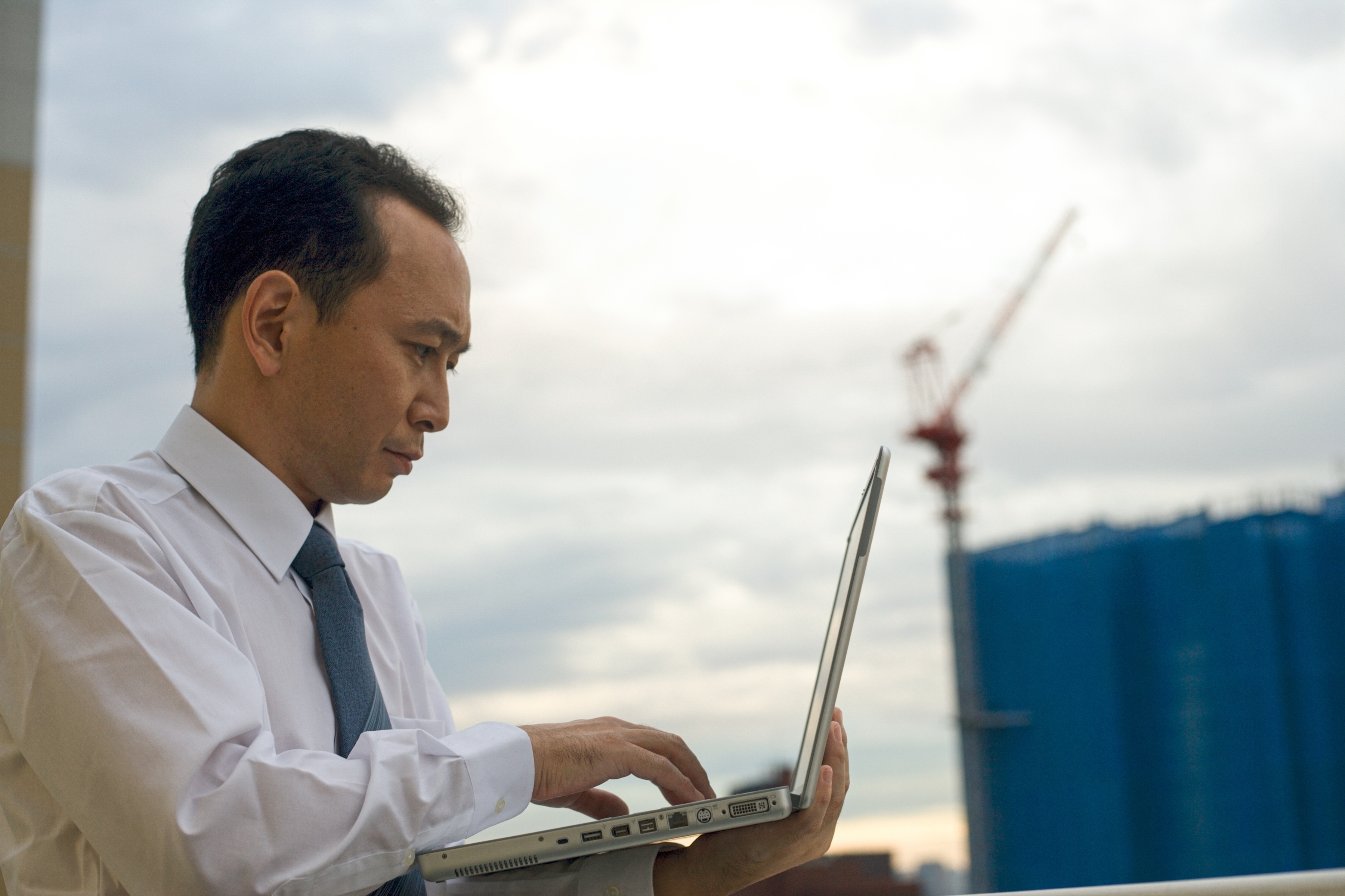 Foto do homem trabalhando ao ar livre.