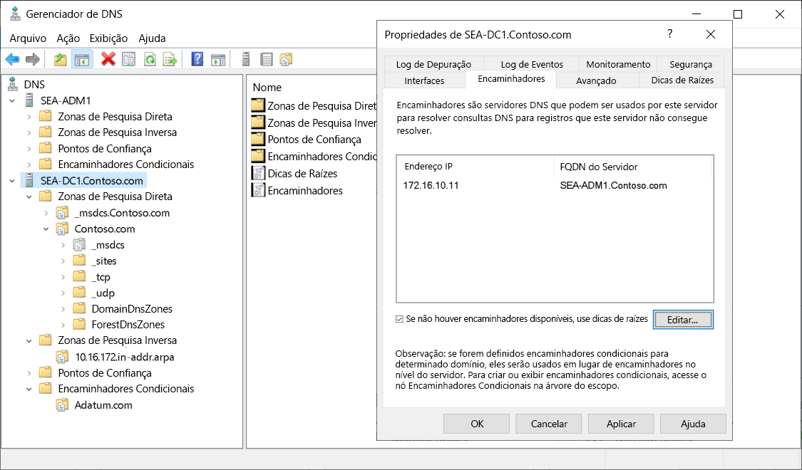 Captura de tela da caixa de diálogo Propriedades de SEA-DC1.Contoso.com. O administrador selecionou a guia Encaminhadores. Há um encaminhador listado. O console do Gerenciador de DNS é exibido atrás dessa caixa de diálogo. O nó Encaminhadores condicionais é exibido com um registro de domínio para Adatum.com.