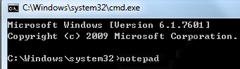 A captura de tela mostra que notepad é digitado no prompt de comando.