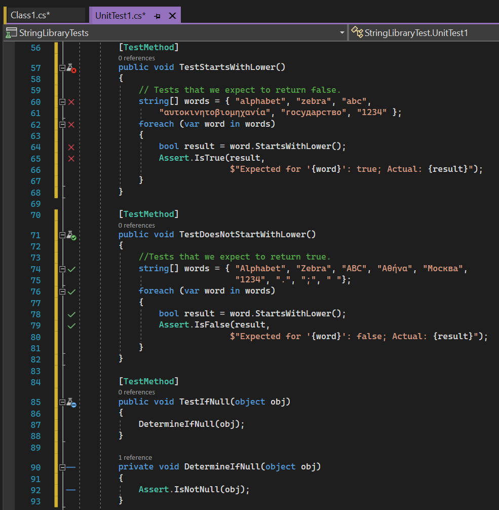 Captura de tela que mostra métodos de teste no Visual Studio com símbolo de aprovação ou reprovação.