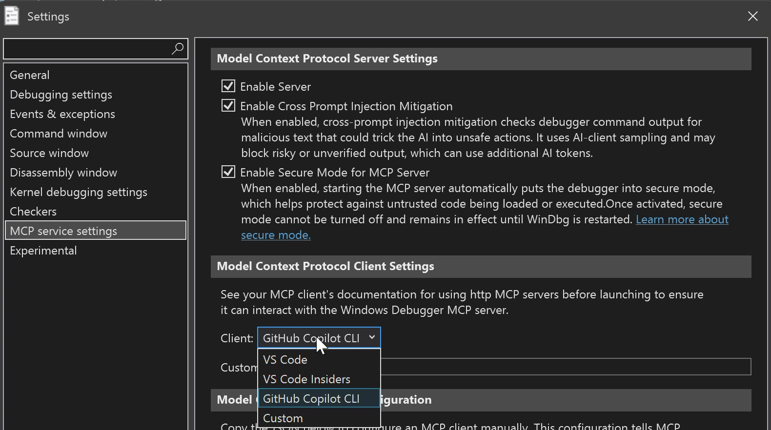 Captura de tela das configurações do serviço MCP do WinDbg com Habilitar Servidor selecionado e a lista de clientes expandida para o VS Code, GitHub Copilot CLI e Personalizado.