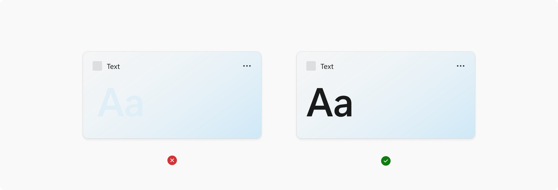 Dois exemplos de widgets lado a lado. O exemplo à esquerda tem um plano de fundo gradiente claro e texto em uma fonte cinza claro. A imagem é marcada com um X vermelho para indicar que o baixo contraste torna o texto ilegível. A imagem à direita tem um plano de fundo gradiente claro e texto em uma fonte preta escura. A imagem possui uma marca de seleção verde para indicar que o alto contraste torna o texto legível.