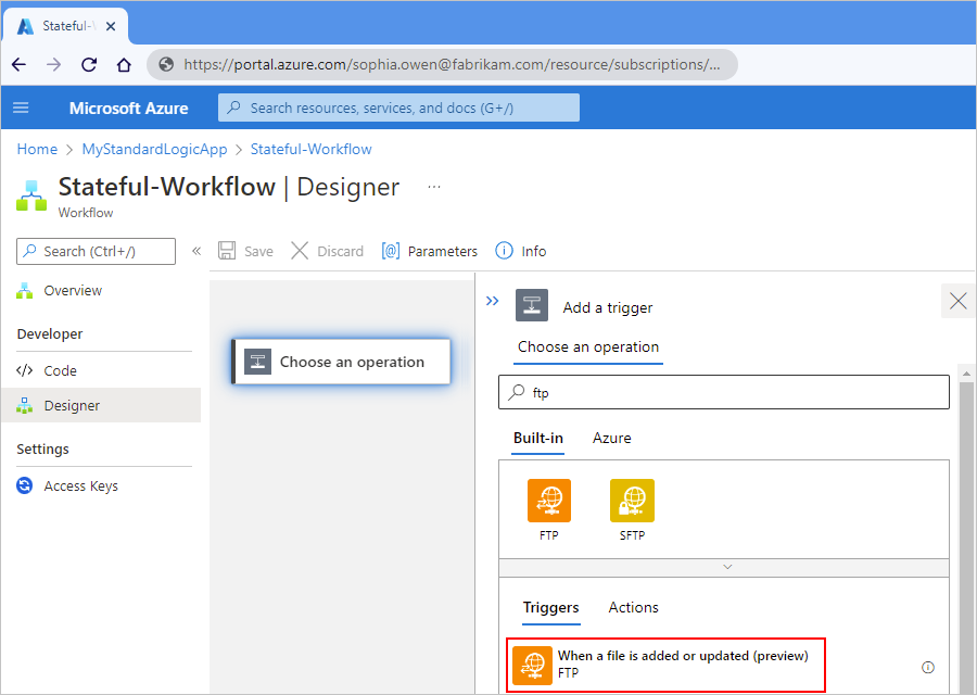 A captura de tela mostra o portal do Azure, o designer de fluxo de trabalho padrão, a caixa de pesquisa com