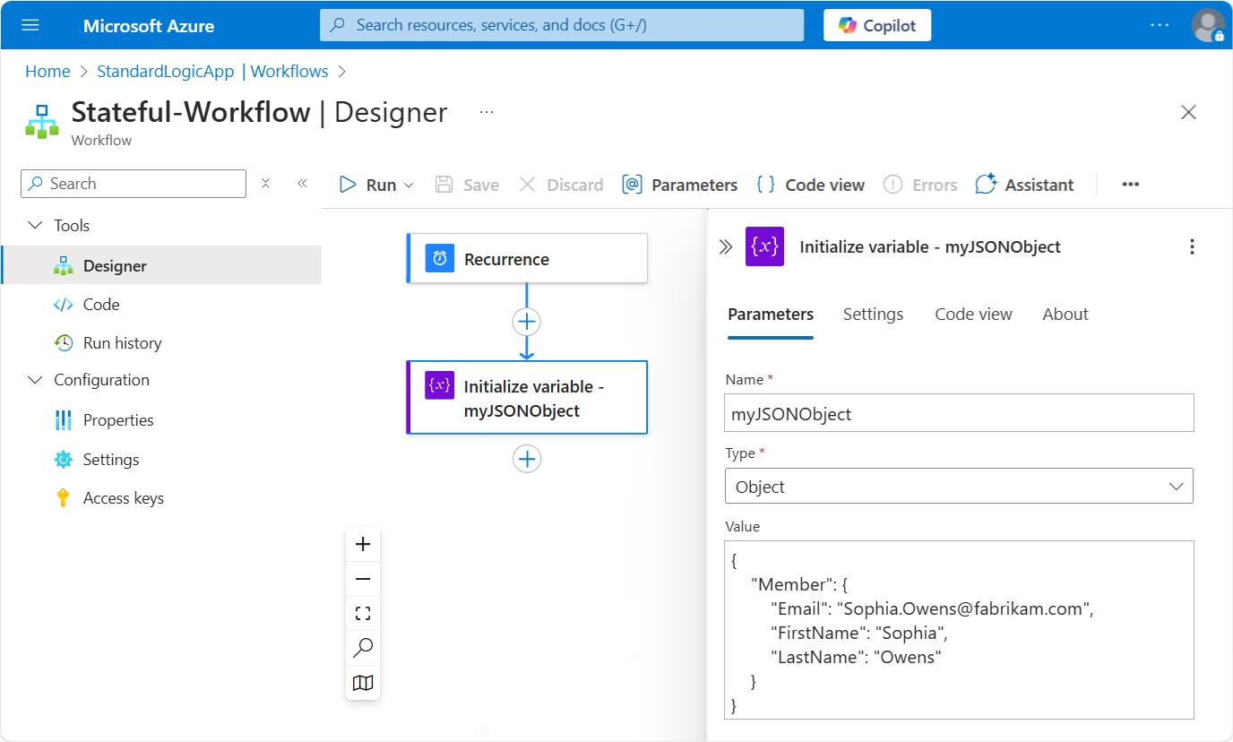 A captura de tela mostra o portal do Azure, o designer de fluxo de trabalho padrão e o fluxo de trabalho de exemplo para a ação chamada Analisar JSON.
