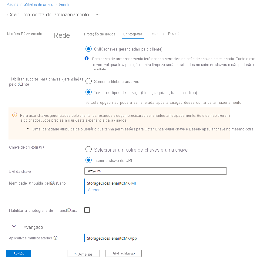 Captura de ecrã a mostrar como configurar chaves geridas pelo cliente entre inquilinos para uma nova conta de armazenamento no portal do Azure.