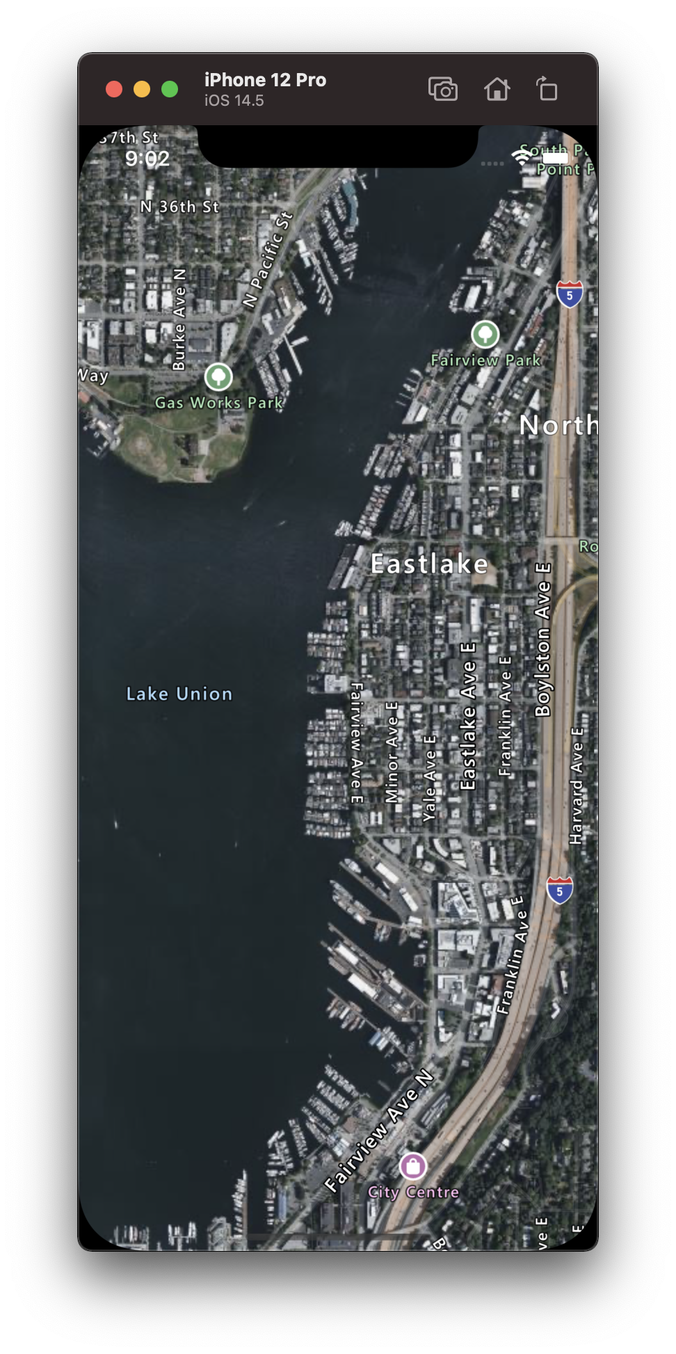 Captura de ecrã de um mapa com o estilo de etiquetas rodoviárias por satélite.