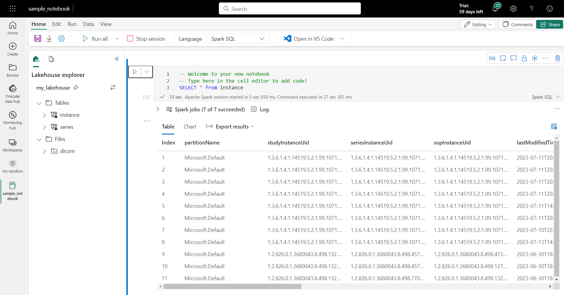 Captura de tela que mostra um bloco de anotações com um exemplo de consulta e resultados do Spark SQL.