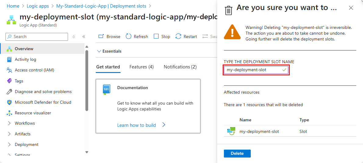 A captura de tela mostra o portal do Azure, o recurso de slot de implantação com a página Visão geral aberta e exclui o painel de confirmação com o nome do slot de implantação a ser excluído.