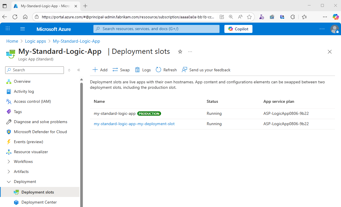 A captura de tela mostra o portal do Azure, o recurso do aplicativo lógico padrão e a página de slots de implantação.