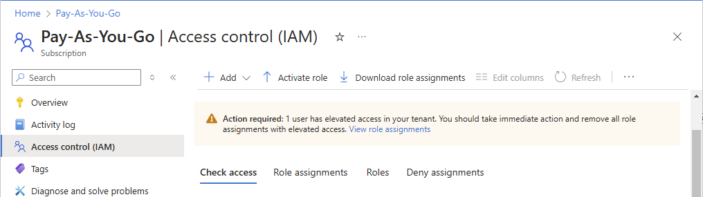 Captura de tela do banner na página de controle de acesso (IAM) que indica que há usuários com acesso elevado.