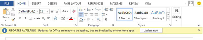 Uma captura de ecrã de uma faixa no Word a indicar que as atualizações do Office estão prontas para serem aplicadas, mas estão bloqueadas por uma ou mais aplicações.