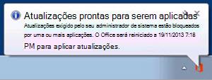 Captura de ecrã de uma notificação a indicar que as atualizações exigidas pelo administrador do sistema são bloqueadas por uma ou mais aplicações, com uma hora específica para o reinício do Office.