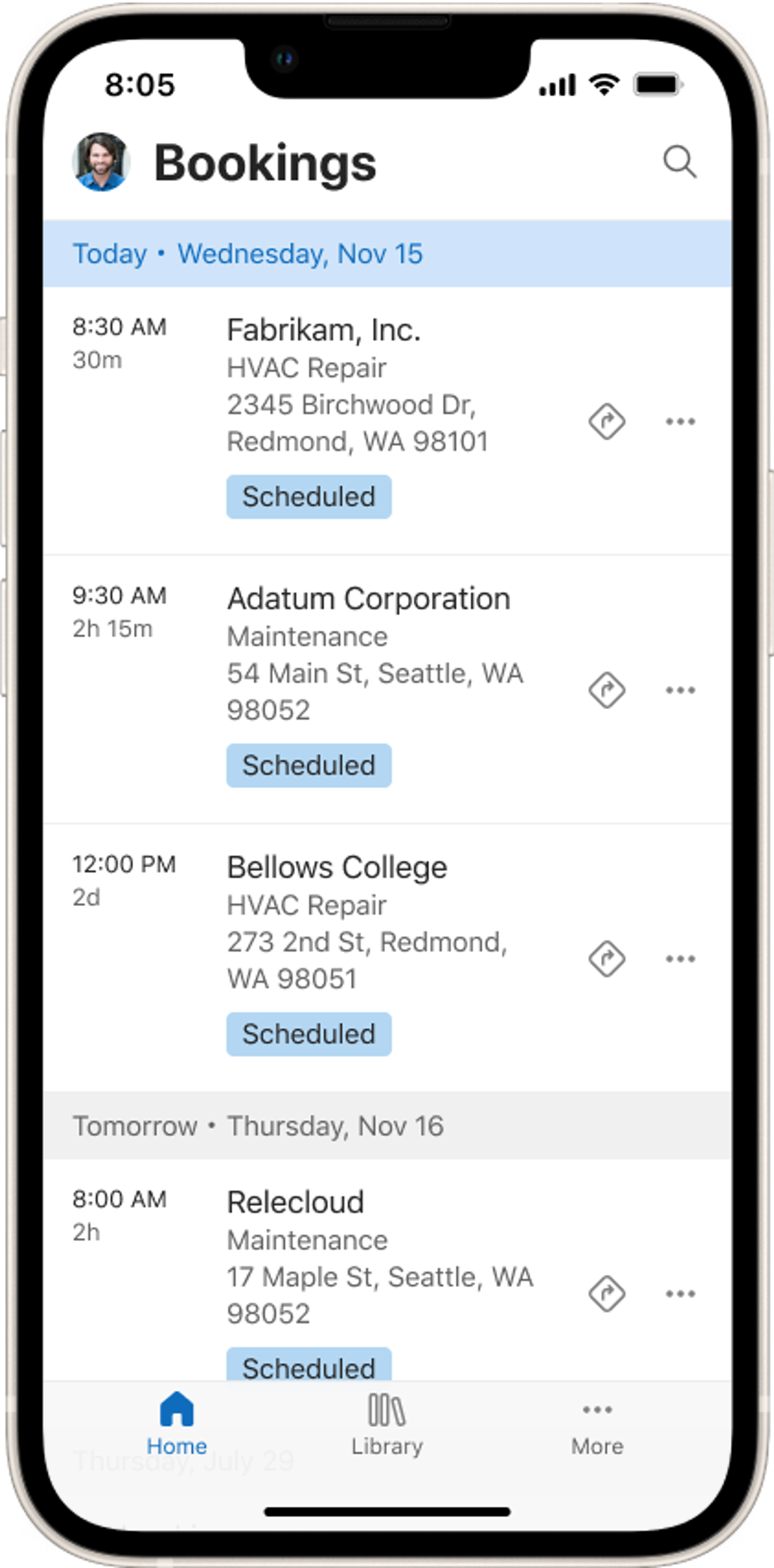 Composição de um dispositivo móvel a mostrar a Vista da Agenda com as reservas de hoje e de amanhã na aplicação Field Service Mobile.