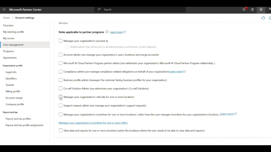 Um diagrama mostrando as etapas para atribuir funções de referência à conta de usuário do Partner Center.