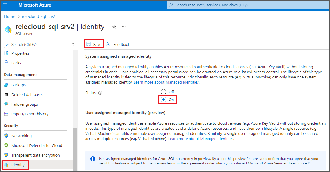 Captura de tela que mostra a atribuição de uma identidade gerenciada atribuída pelo sistema a um servidor lógico associado ao Banco de Dados SQL do Azure.