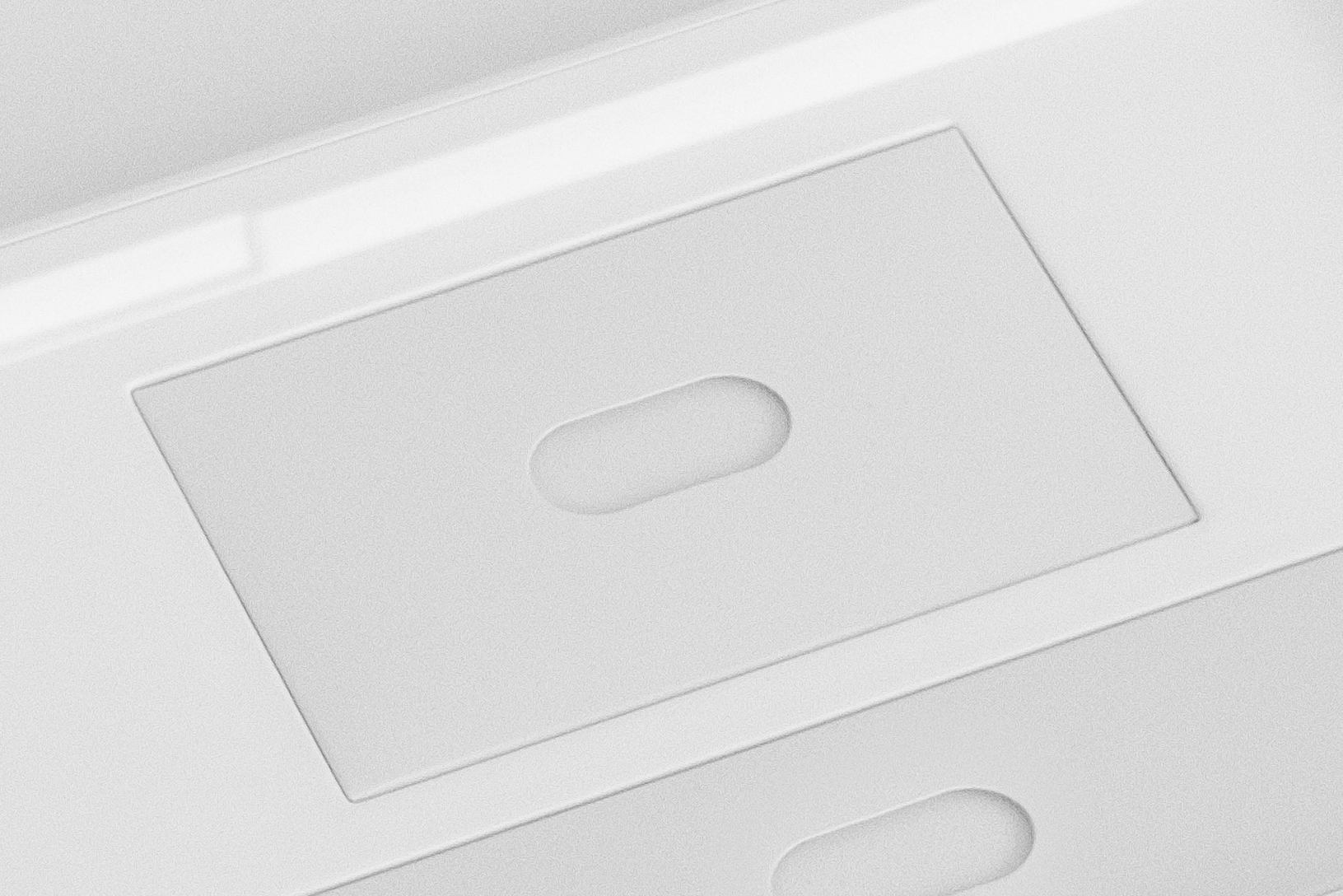 Uma imagem da caixa de um dispositivo Microsoft Surface. A caixa está vazia e um envelope de documentação na caixa está visível.