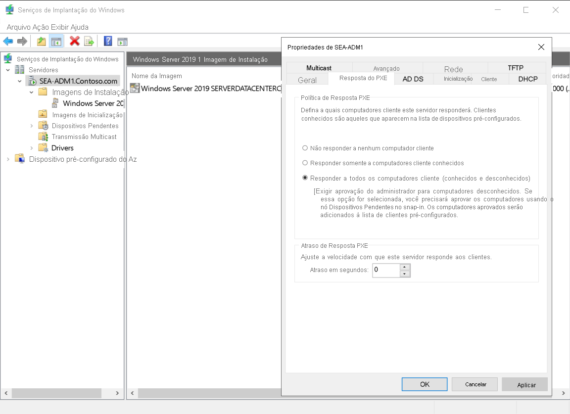 Uma captura de tela do console dos Serviços de Implantação do Windows com a caixa de diálogo Propriedades do SEA-ADM1 sobreposta. O administrador selecionou a guia Resposta PXE e selecionou Responder a todos os computadores clientes (conhecidos e desconhecidos).