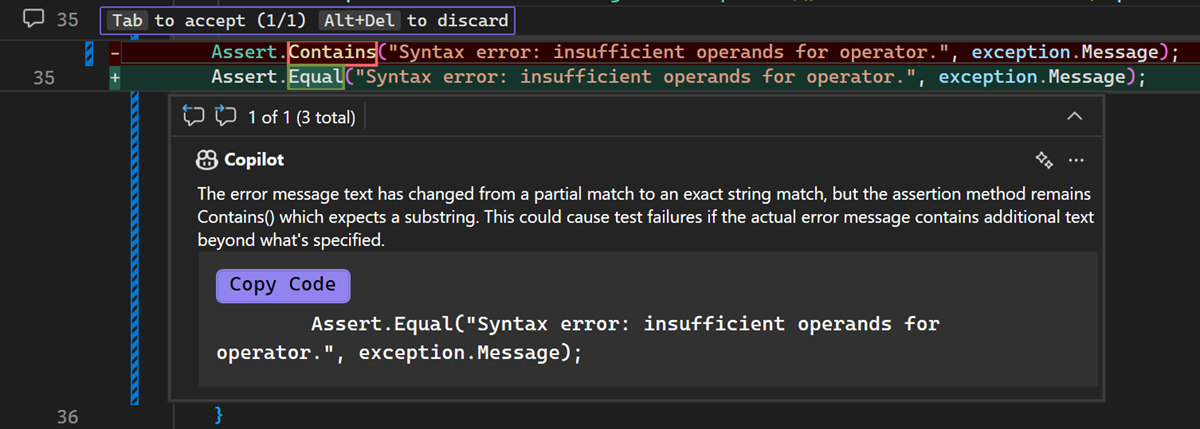 Captura de ecrã a mostrar como aplicar uma sugestão de código Copilot da revisão local de código no Visual Studio.
