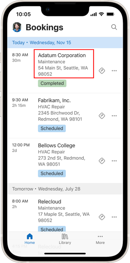 Dispozitiv de redare a unui dispozitiv mobil care arată rezervările pe pagina de pornire în vizualizarea agendei.