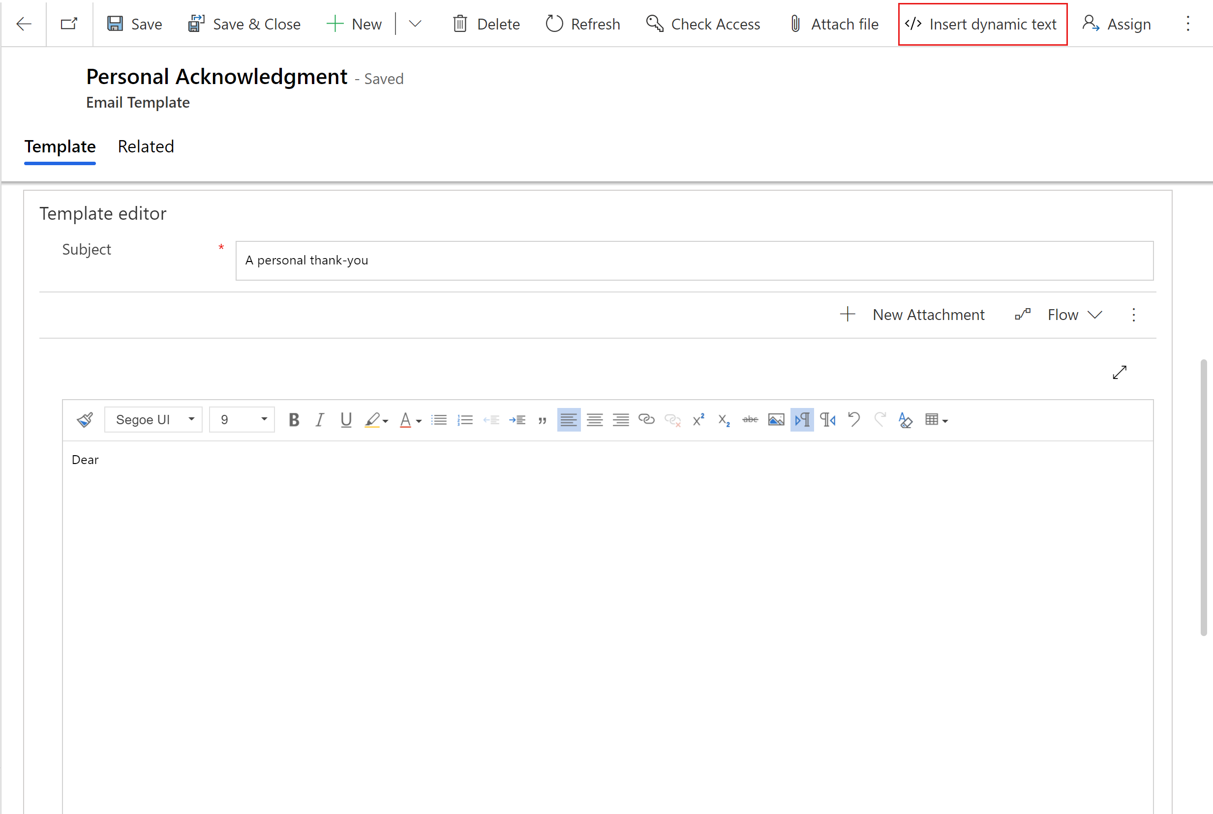 Editorul de șabloane de e-mail, cu opțiunea Inserare text dinamic evidențiată.