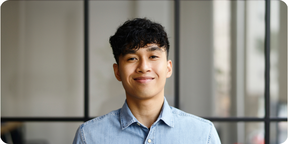 Imagine cu o persoană care lucrează ca inginer AI