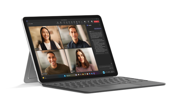 O fotografie cu un dispozitiv Surface cu un apel Microsoft Teams pe ecran.