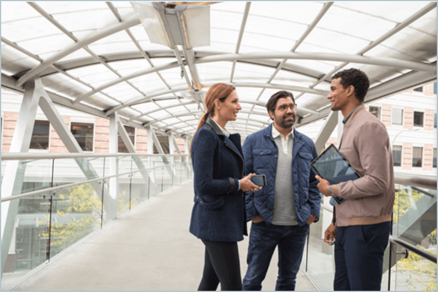 Снимок экрана: фотография администраторов, обсуждая стратегию запуска.