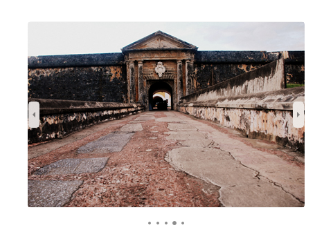 PipsPager с пятью горизонтальными индикаторами под фотоальбомом FlipView. Выбран третий индикатор, указывающий на третью страницу содержимого.