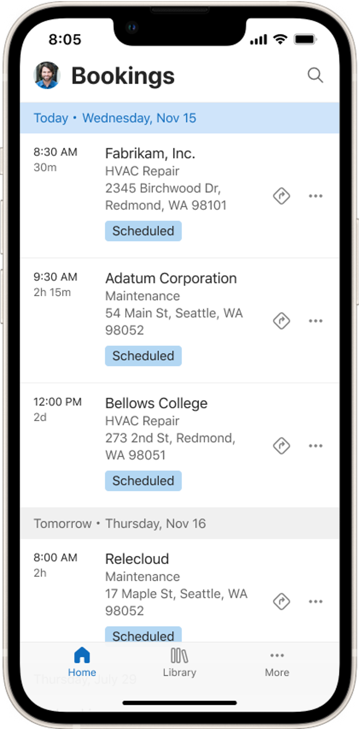 Upodabljanje mobilne naprave, ki prikazuje pogled dnevnega reda z današnjimi in jutrišnjimi rezervacijami v mobilni aplikaciji Field Service.
