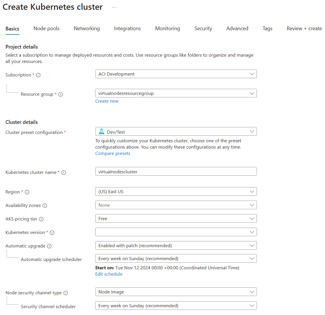Skärmbild som visar hur du konfigurerar sidan Grundläggande för att skapa AKS-kluster i Azure Portal.