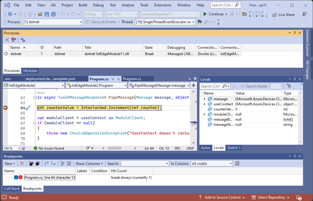 Skärmbild av Visual Studio som är ansluten till en fjärransluten Docker-container på en enhet som har pausats på en brytpunkt.