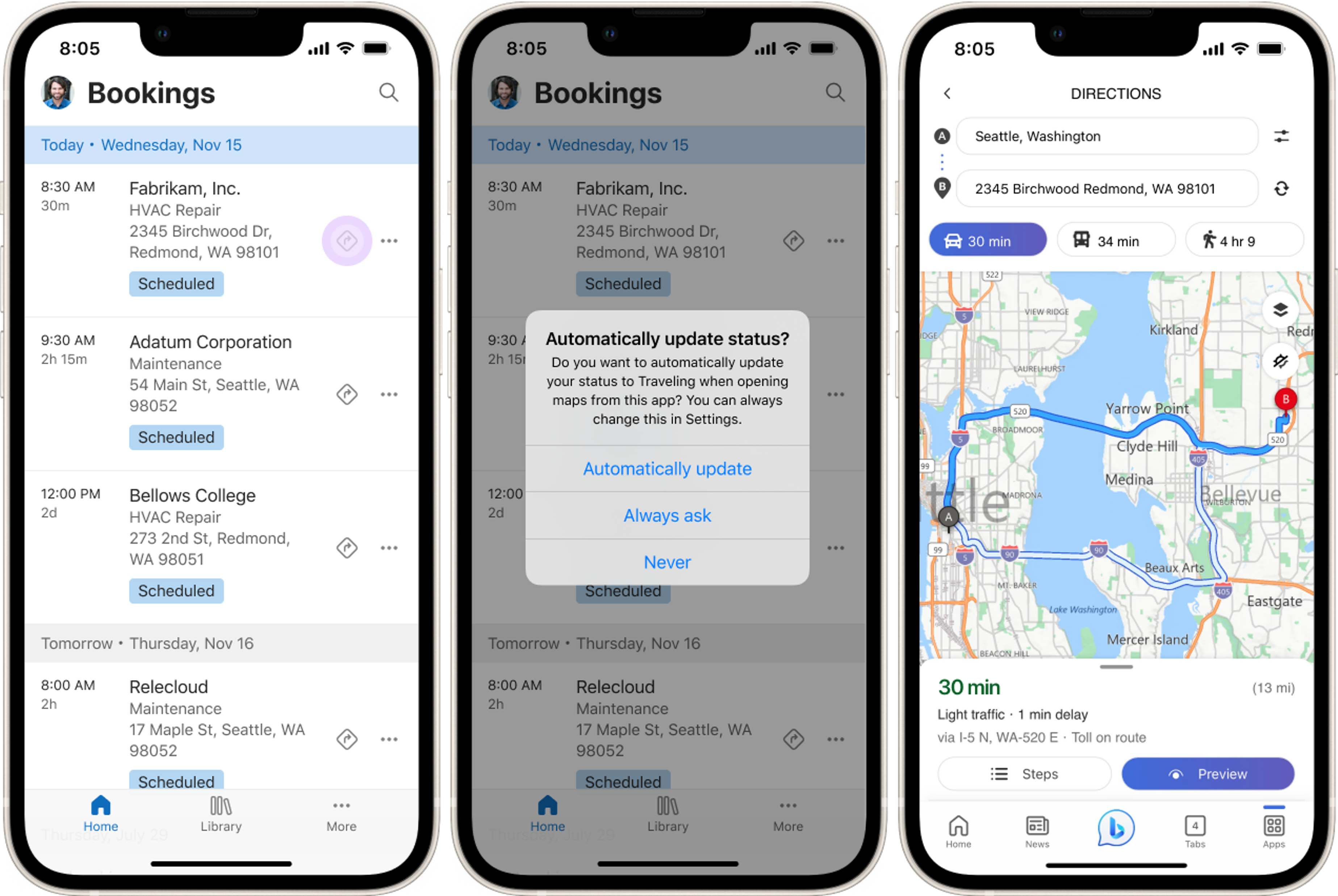 Återgivningar av tre mobila enheter som visar hur du får vägbeskrivningar till en arbetsplats och uppdaterar bokningsstatus automatiskt i Field Service Mobile-appen.