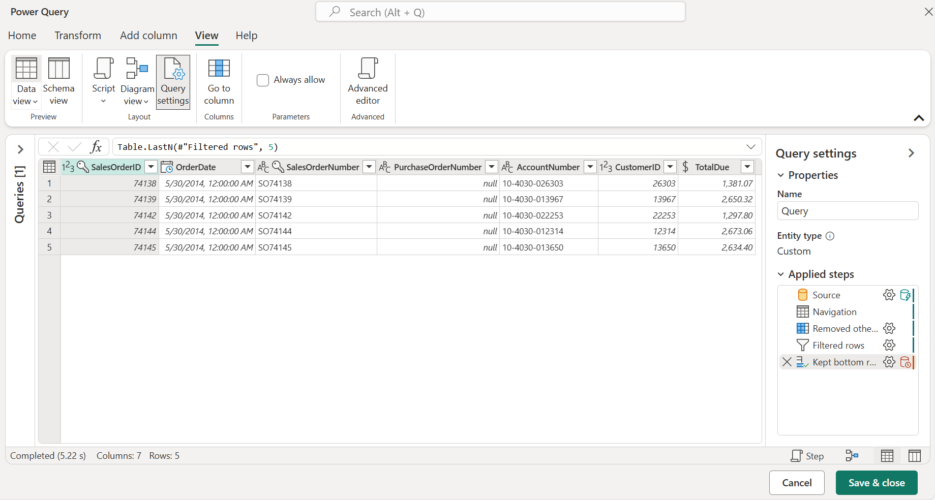 Skärmbild av en exempelfråga som lästs in i Power Query-redigeraren