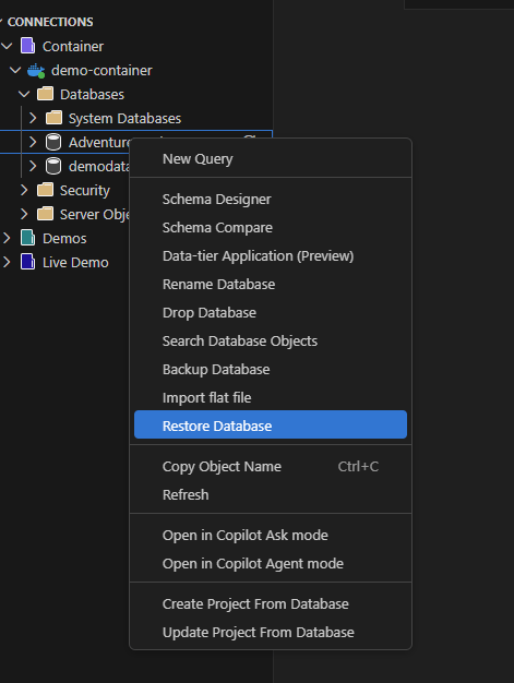 Skärmbild av alternativet Återställ databas i snabbmenyn i Object Explorer.