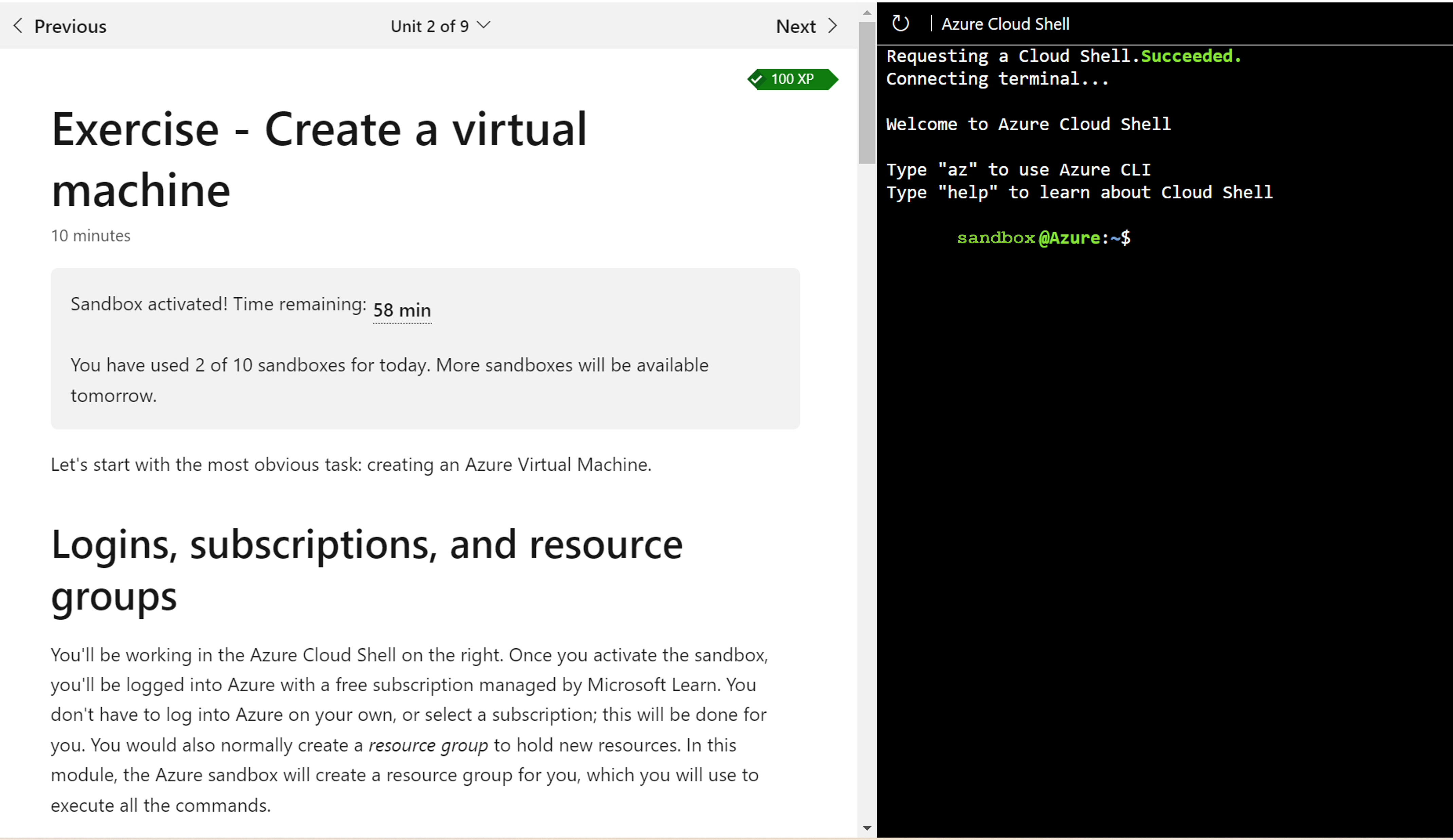 Skärmbild av en Microsoft Learn-enhet med utbildningsinnehållstext och sandbox-miljö sida vid sida
