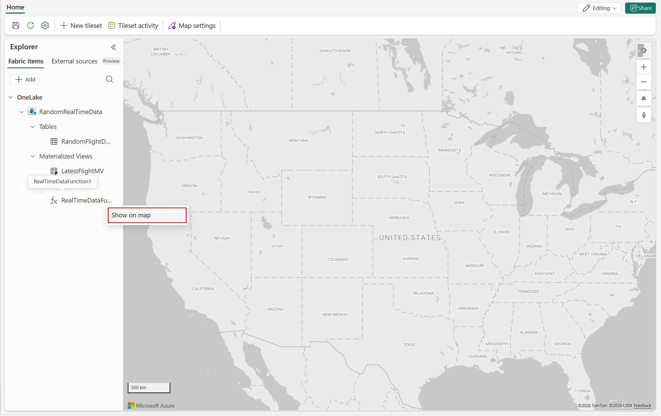 สกรีนช็อตของบานหน้าต่าง Explorer ใน Fabric Maps ที่มีแท็บ รายการ Fabric ทํางานอยู่ เมนูบริบทเปิดอยู่บนเอนทิตีฐานข้อมูล KQL โดยแสดงตัวเลือก แสดงบนแผนที่ เมนูจะปรากฏในแถบด้านข้างด้านซ้ายเหนือการแสดงภาพแผนที่ ซึ่งช่วยให้ผู้ใช้สามารถเพิ่มแหล่งข้อมูล Kusto ที่เลือกเป็นเลเยอร์ได้