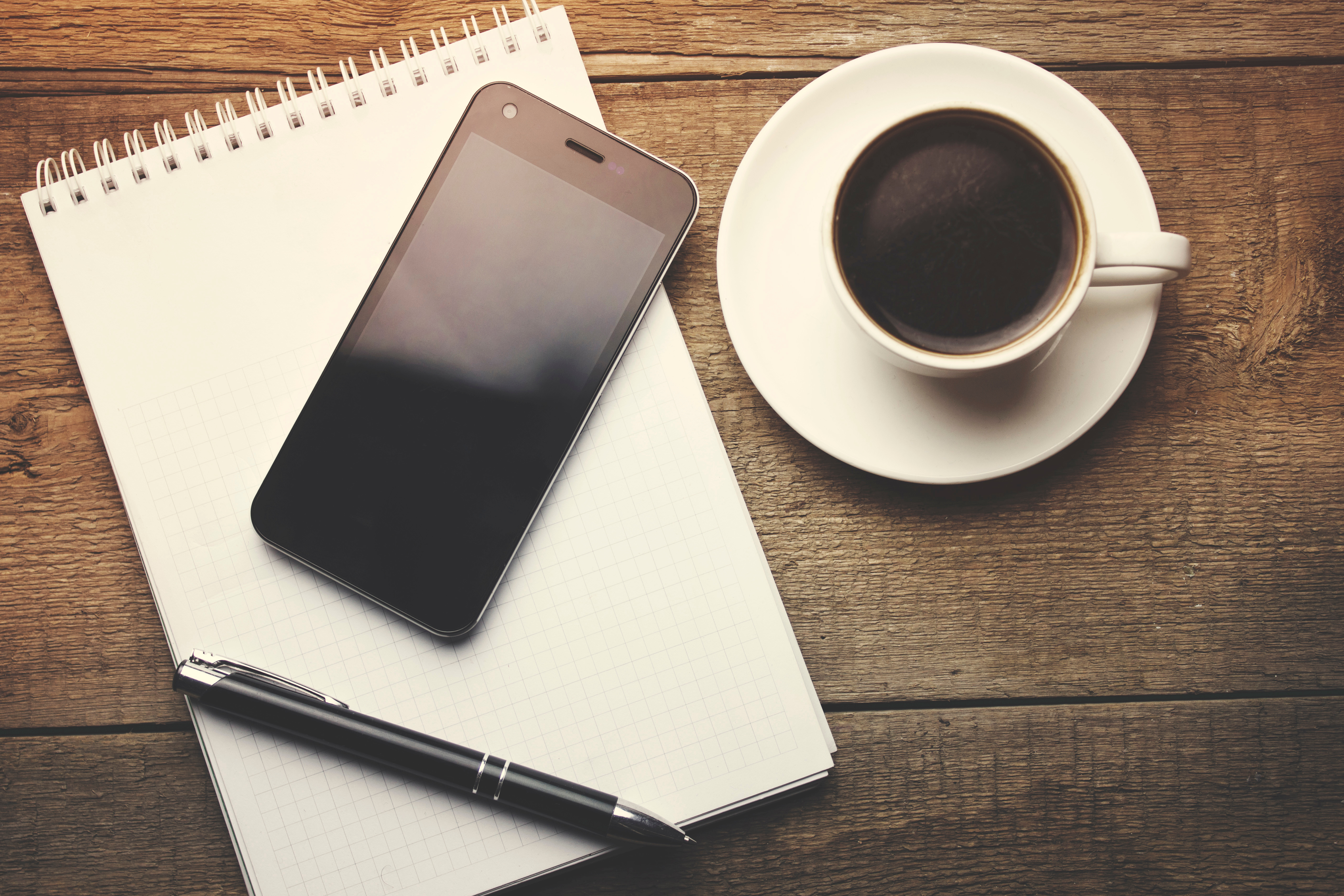 ภาพประกอบของโทรศัพท์มือถือและไซต์การซื้อของโดยใช้โทรศัพท์เพื่อการรับรองความถูกต้อง