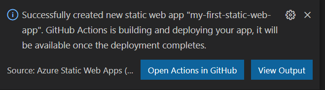 Uygulama oluşturulurken Visual Studio Code'da gösterilen bildirimin resmi. Bildirimde şu ifade yer alıyor: 'my-first-static-web-app' adlı yeni statik web uygulaması başarıyla oluşturuldu. GitHub Actions uygulamanızı derliyor ve dağıtıyor, dağıtım tamamlandığında kullanılabilir olacaktır.