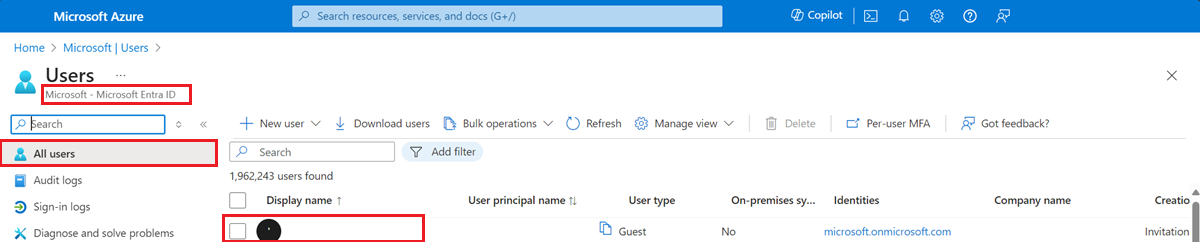 Azure portalı Tüm kullanıcılar sayfasını gösteren ekran görüntüsü. Bir kullanıcı hakkındaki bilgiler görünür ancak şifrelenemez.