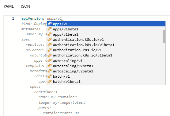 AKS YAML dosyasında otomatik tamamlama önerileri sağlayan Azure Copilot'ın gösterildiği ekran görüntüsü.