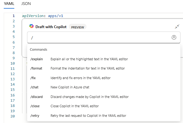 AKS YAML dosyasındaki satır içi Azure Copilot denetiminde kullanılabilen komutları gösteren ekran görüntüsü.
