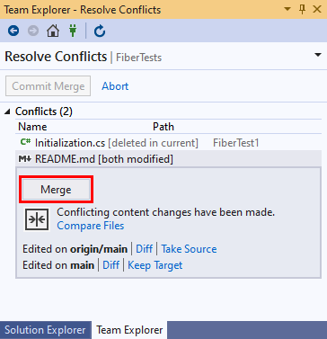 Visual Studio 2019'da Ekip Gezgini'nin Çakışmaları Çöz görünümündeki Birleştir düğmesinin ekran görüntüsü.
