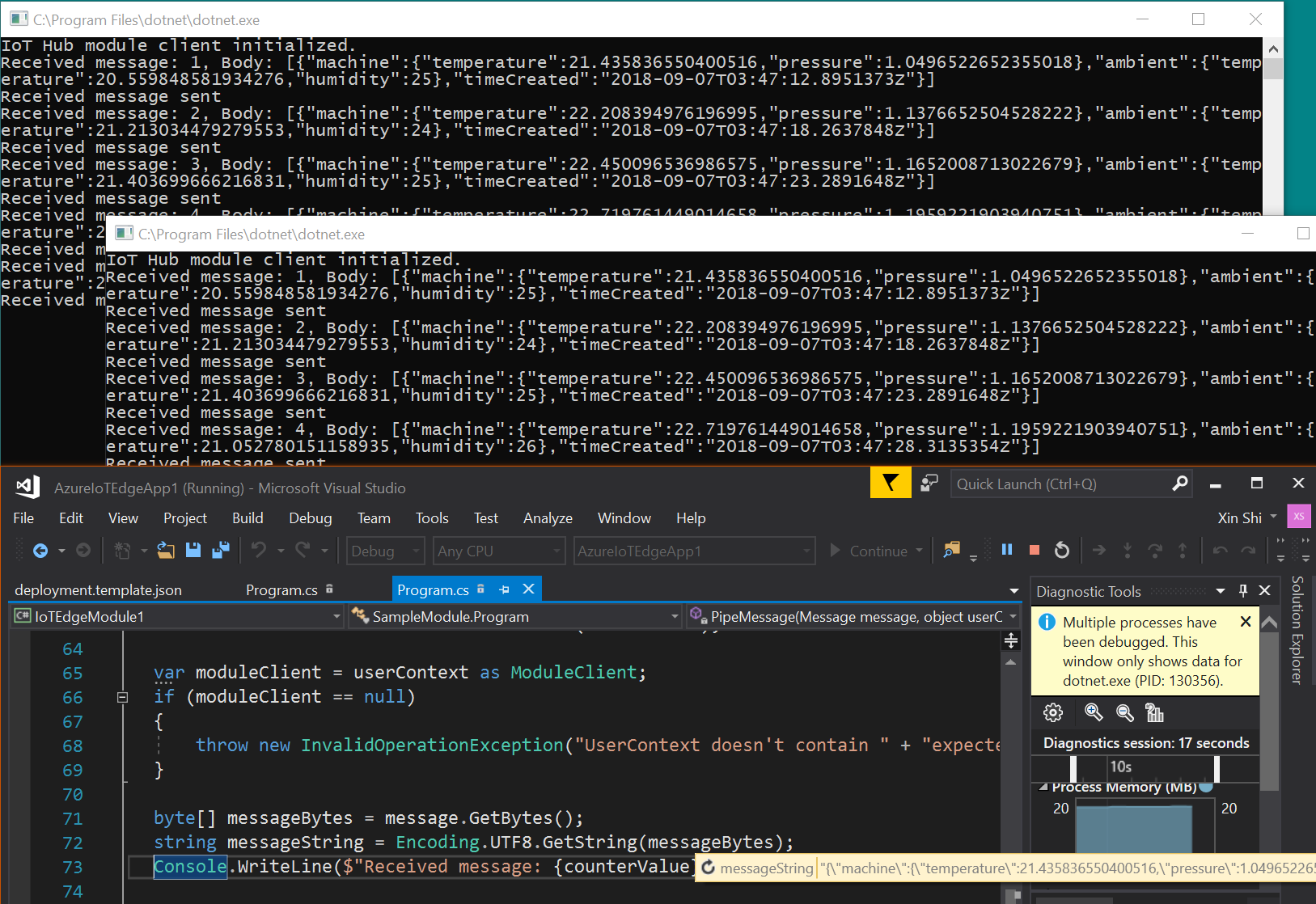 2 çıkış konsollu Visual Studio ekran görüntüsü.