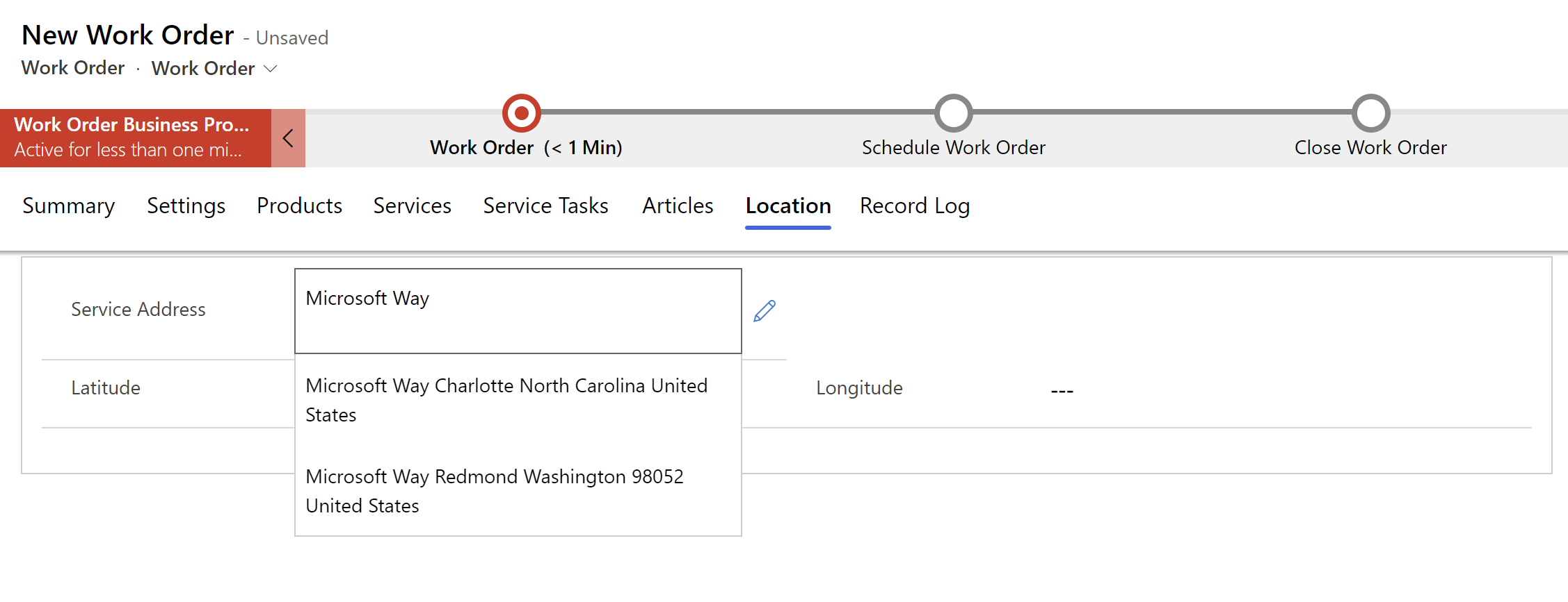 Field Service'te adres önerilerini açılan menüde gösteren yeni bir iş emrinin ekran görüntüsü.