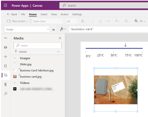 Kitaplık ve multimedya eklenmiş Power Apps Studio örneği.